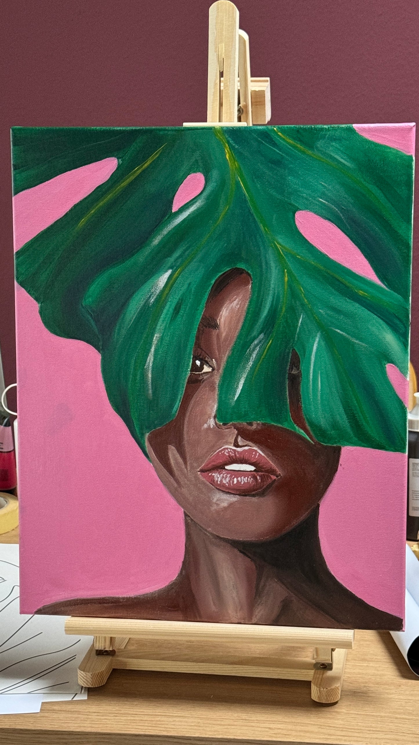Frau mit Monstera